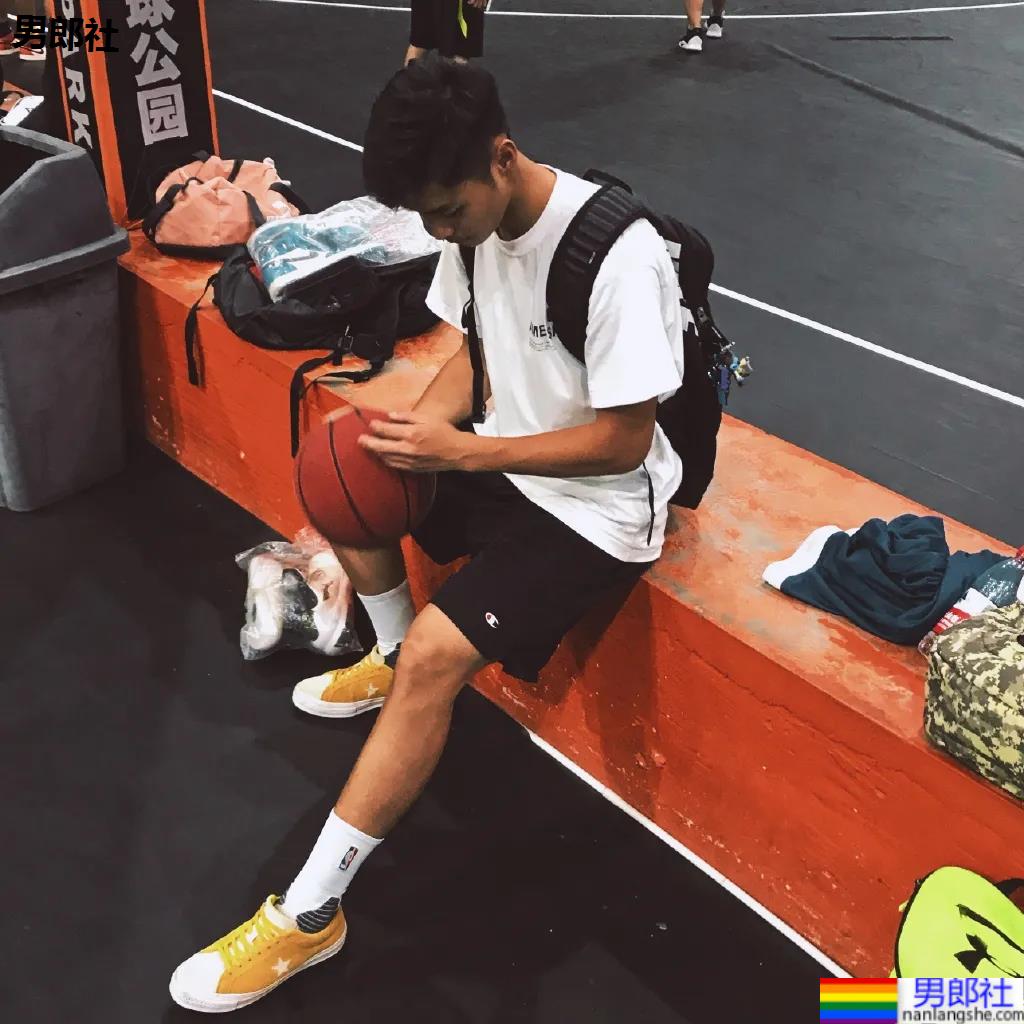 东北185CM高鼻梁体育生，这双大长腿绝了 - 51虹马