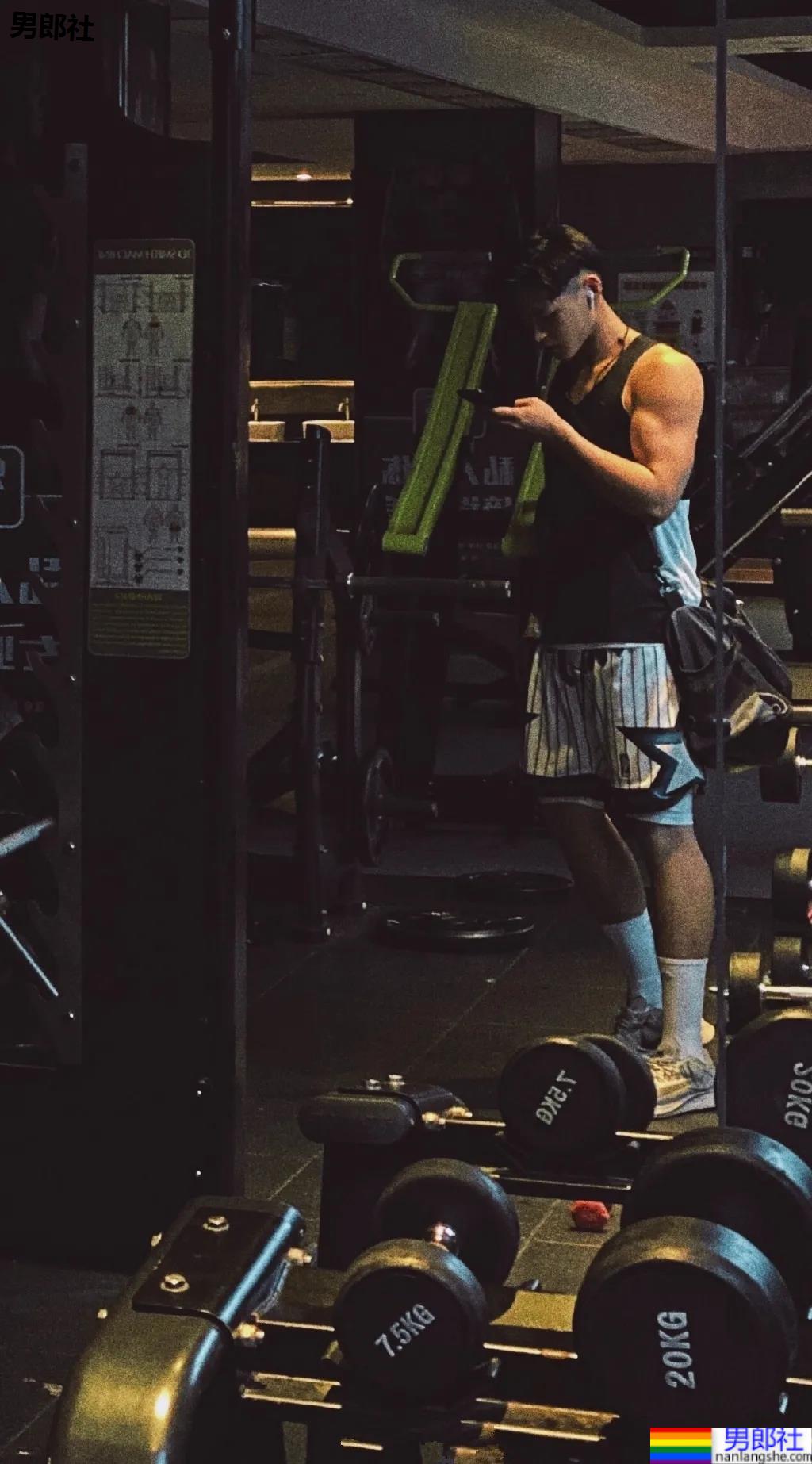 东北185CM高鼻梁体育生，这双大长腿绝了 - 51虹马