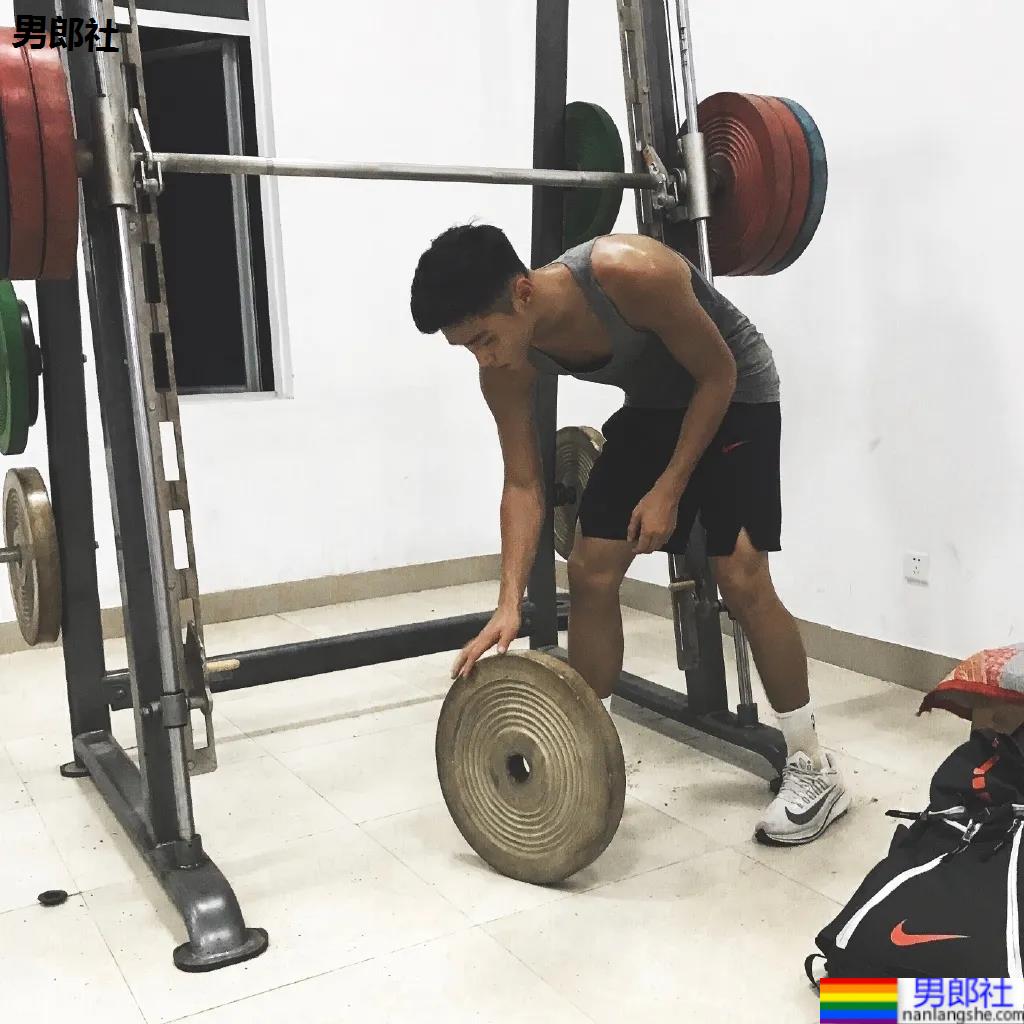 东北185CM高鼻梁体育生，这双大长腿绝了 - 51虹马