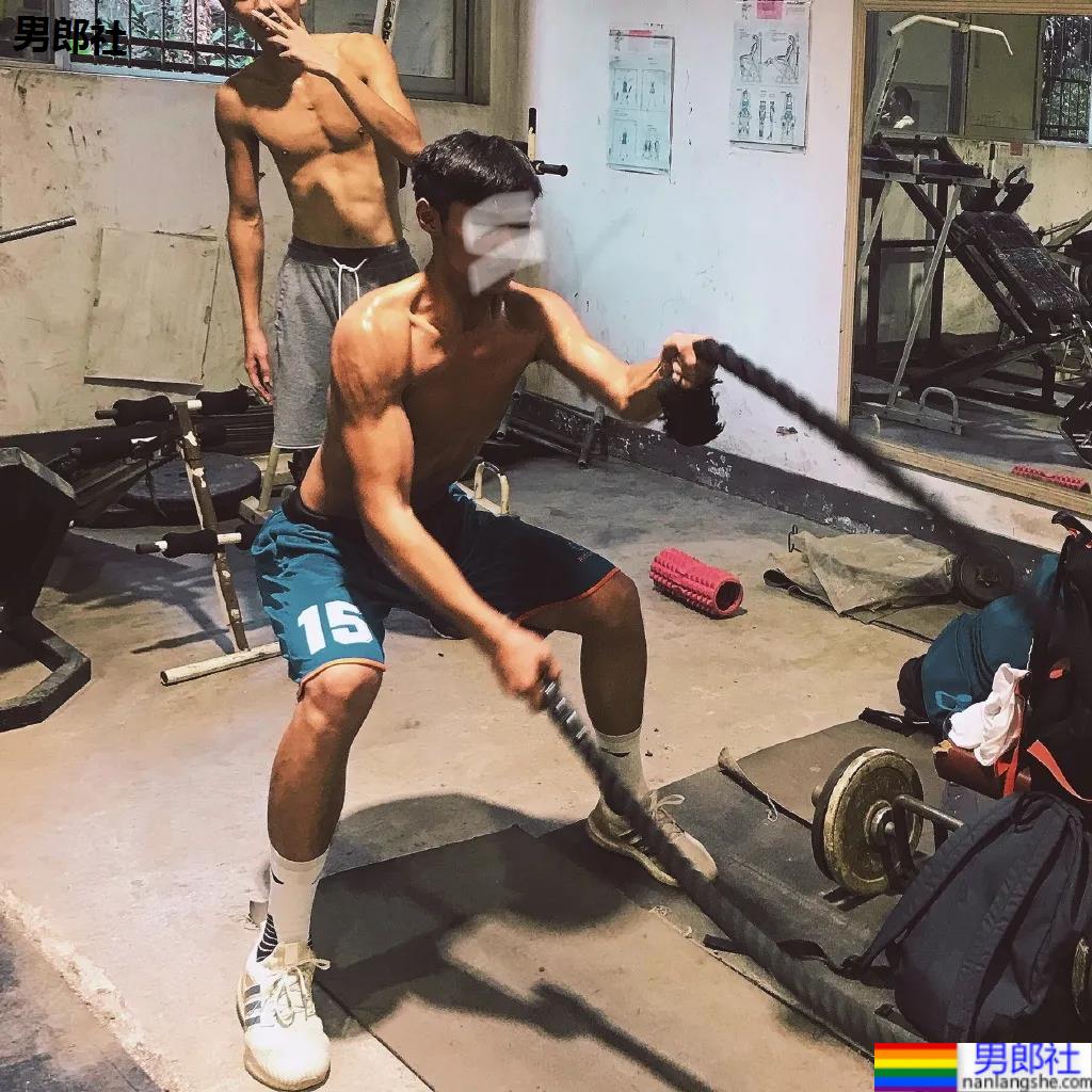 东北185CM高鼻梁体育生，这双大长腿绝了 - 51虹马