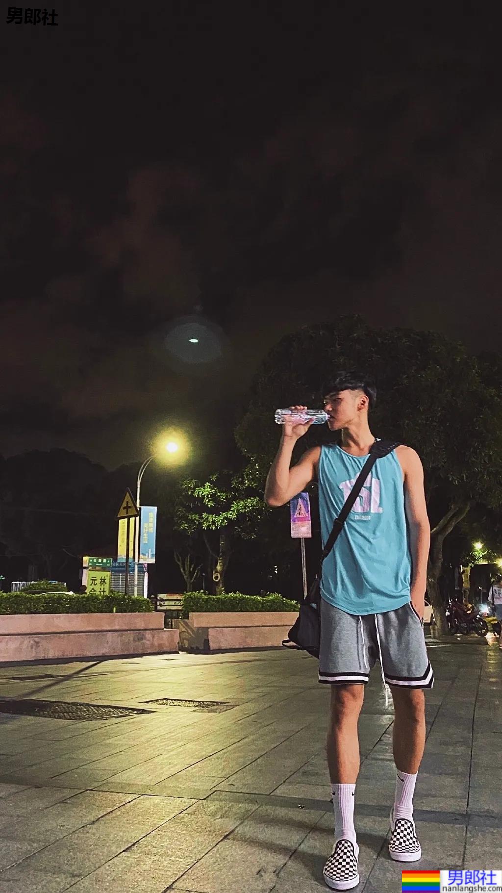 东北185CM高鼻梁体育生，这双大长腿绝了 - 51虹马