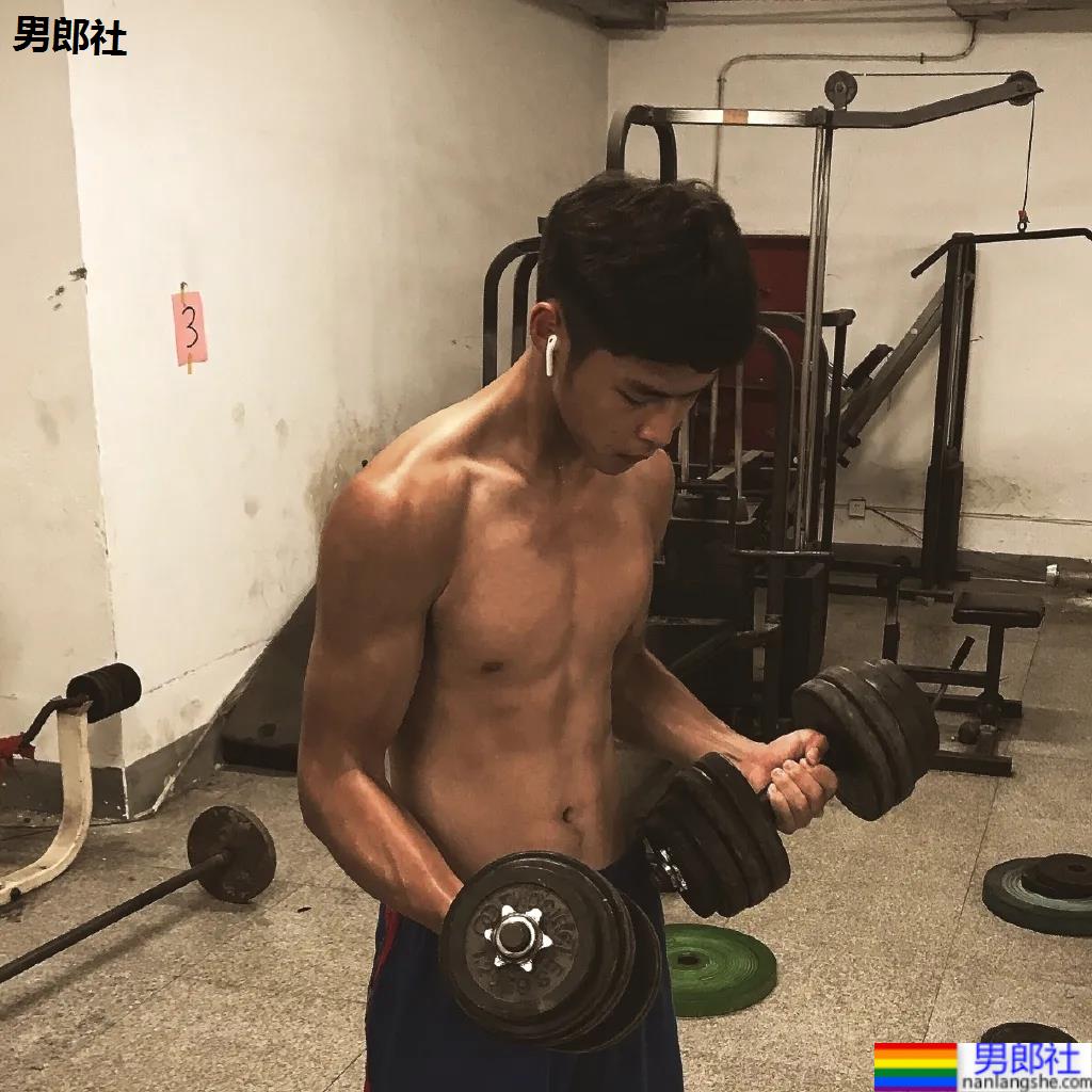 东北185CM高鼻梁体育生，这双大长腿绝了 - 51虹马