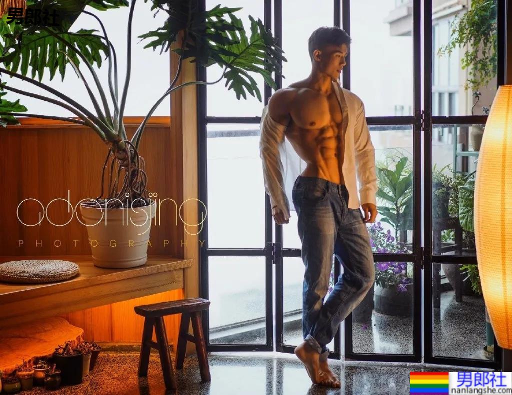 体院研究生的公狗腰有多狠?上体腱子肉小哥,完美身材让网友不淡定了!-51虹马