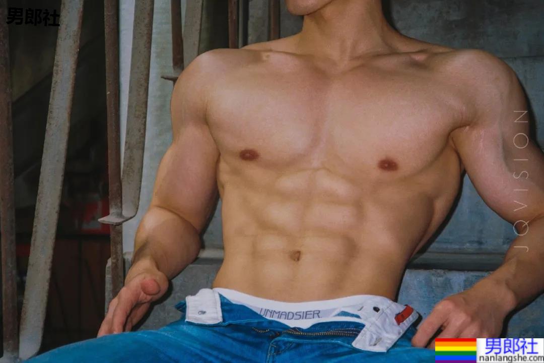 体院研究生的公狗腰有多狠？上体腱子肉小哥，完美身材让网友不淡定了！ - 51虹马