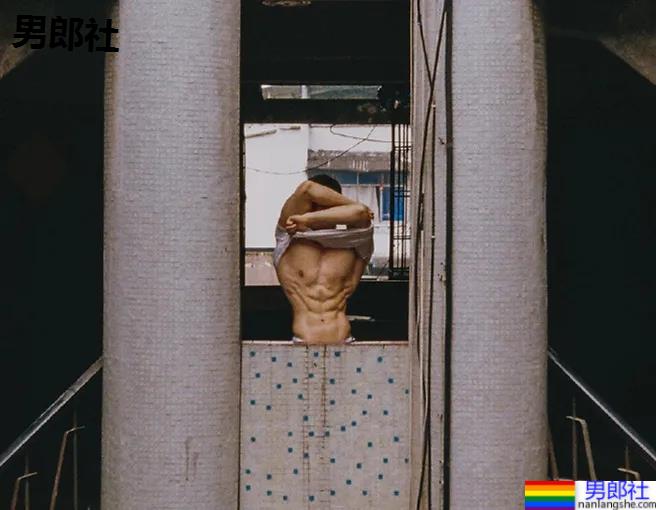 体院研究生的公狗腰有多狠？上体腱子肉小哥，完美身材让网友不淡定了！ - 51虹马