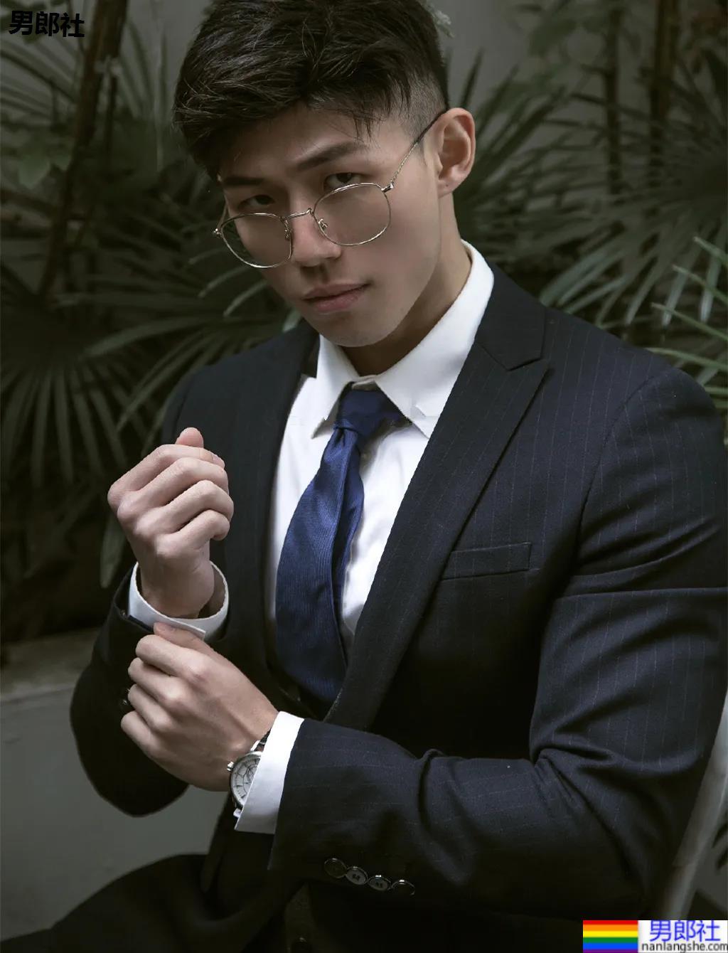 体院研究生的公狗腰有多狠？上体腱子肉小哥，完美身材让网友不淡定了！ - 51虹马