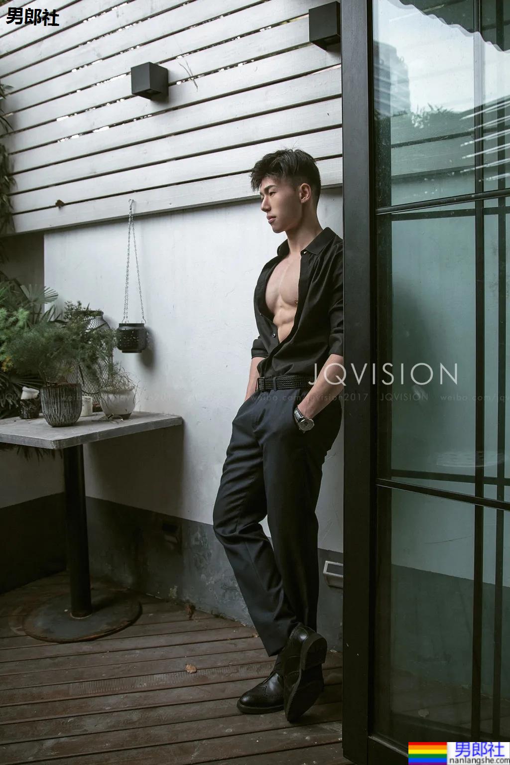 体院研究生的公狗腰有多狠？上体腱子肉小哥，完美身材让网友不淡定了！ - 51虹马