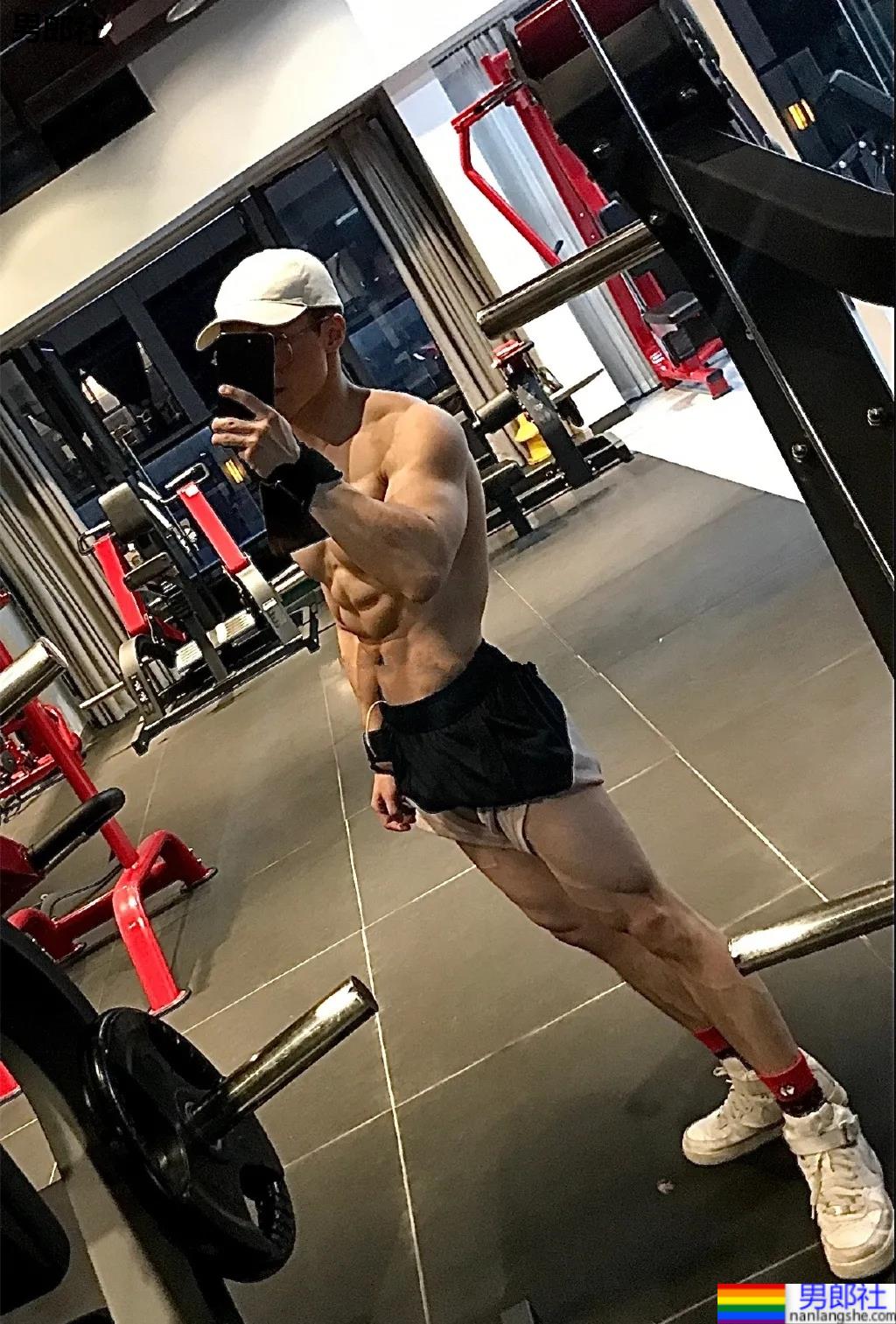 体院研究生的公狗腰有多狠？上体腱子肉小哥，完美身材让网友不淡定了！ - 51虹马