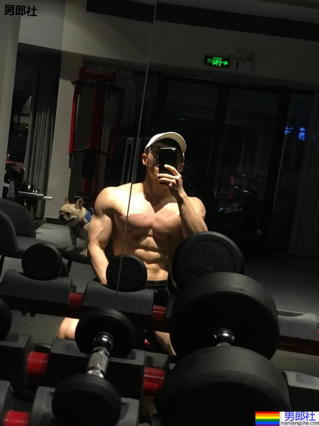 体院研究生的公狗腰有多狠？上体腱子肉小哥，完美身材让网友不淡定了！ - 51虹马