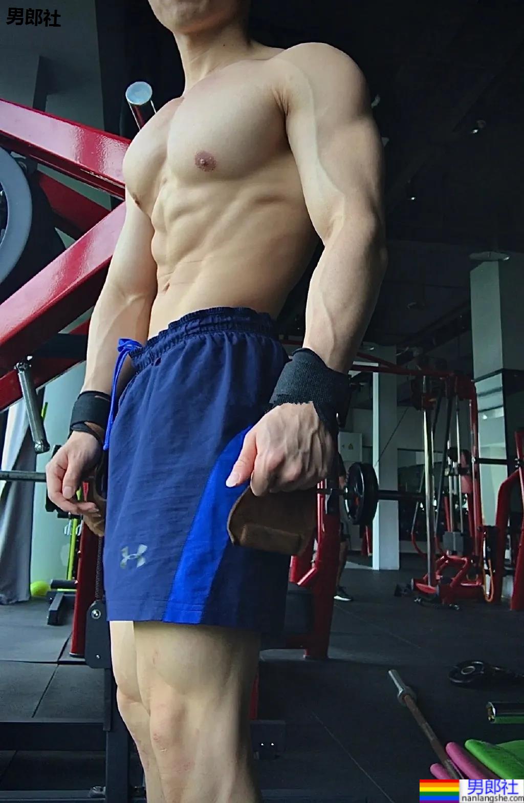 体院研究生的公狗腰有多狠？上体腱子肉小哥，完美身材让网友不淡定了！ - 51虹马
