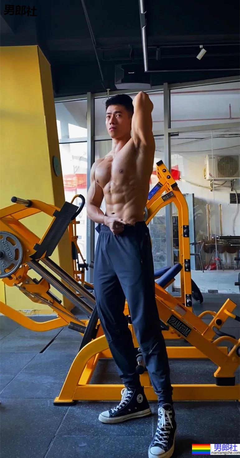 厦门186cm肌肉男教练走红！大长腿腱子肉身材，看过都说我可以！ - 51虹马