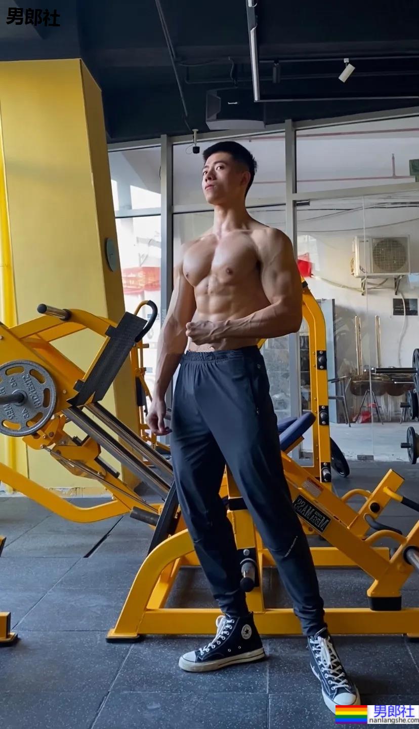 厦门186cm肌肉男教练走红！大长腿腱子肉身材，看过都说我可以！ - 51虹马