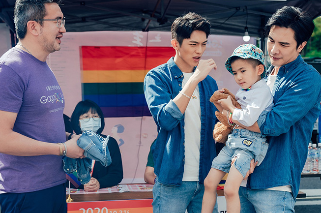 谢佳见与林辉瑝新剧《酷盖爸爸》饰演「双帅奶爸」 情侣装参加同游 当街拥吻太投入竟把小孩搞丢?! - 51虹马 谢佳见与林辉瑝新剧《酷盖爸爸》饰演「双帅奶爸」 情侣装参加同游 当街拥吻太投入竟把小孩搞丢?! - 51虹马