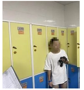 杭州男子在泳池更衣室偷拍男性洗澡上厕所被抓 - 51虹马 杭州男子在泳池更衣室偷拍男性洗澡上厕所被抓 - 51虹马