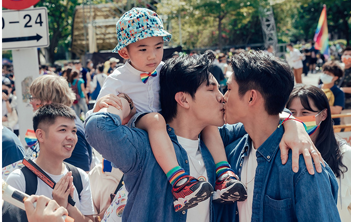 谢佳见与林辉瑝新剧《酷盖爸爸》饰演「双帅奶爸」 情侣装参加同游 当街拥吻太投入竟把小孩搞丢?!-51虹马