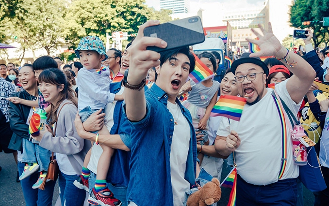 谢佳见与林辉瑝新剧《酷盖爸爸》饰演「双帅奶爸」 情侣装参加同游 当街拥吻太投入竟把小孩搞丢?! - 51虹马 谢佳见与林辉瑝新剧《酷盖爸爸》饰演「双帅奶爸」 情侣装参加同游 当街拥吻太投入竟把小孩搞丢?! - 51虹马