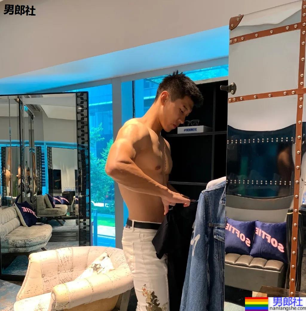 肌肉私教换衣被抓拍，这身腱子肉大长腿绝了！-51虹马