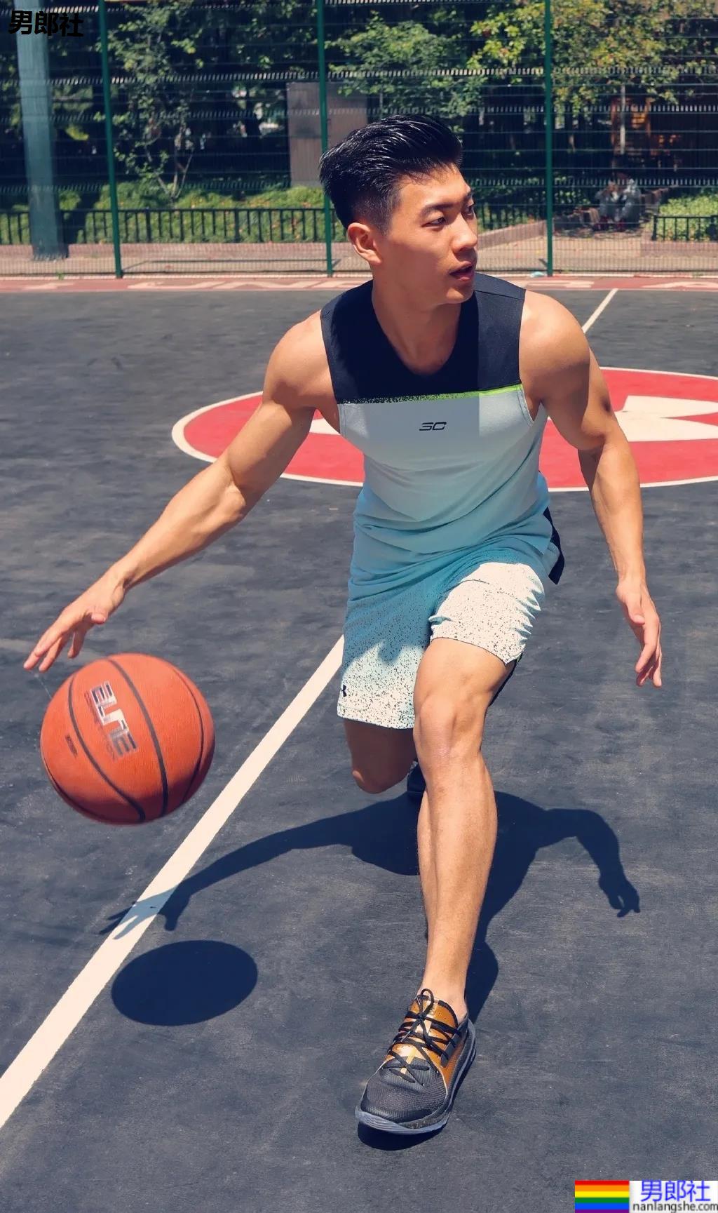 肌肉私教换衣被抓拍，这身腱子肉大长腿绝了！ - 51虹马