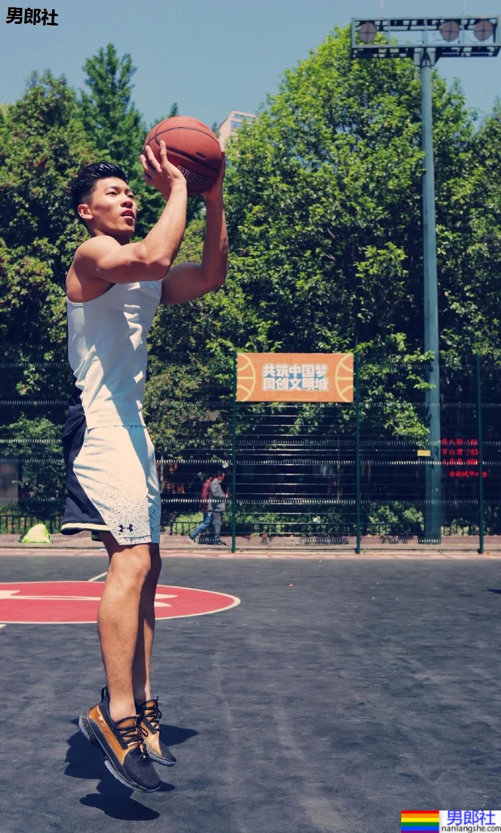 肌肉私教换衣被抓拍，这身腱子肉大长腿绝了！ - 51虹马