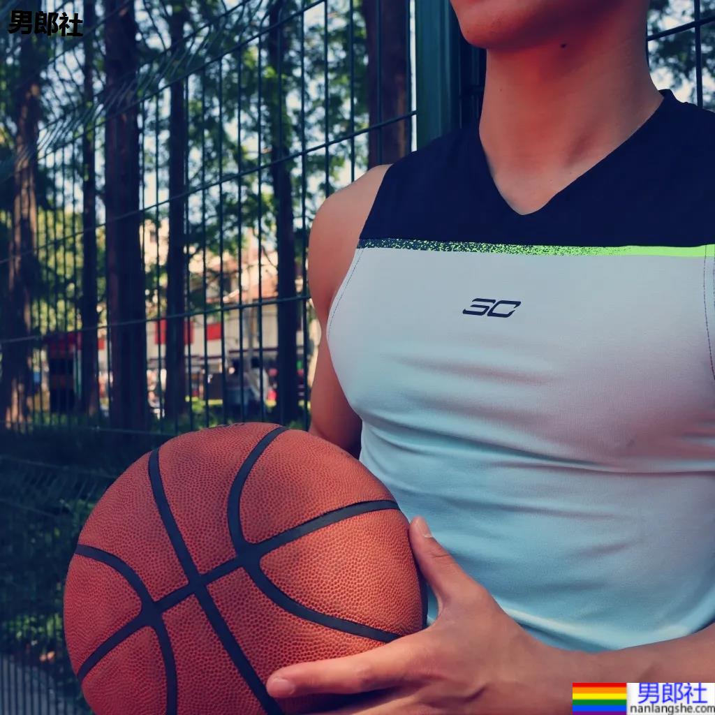 肌肉私教换衣被抓拍，这身腱子肉大长腿绝了！ - 51虹马