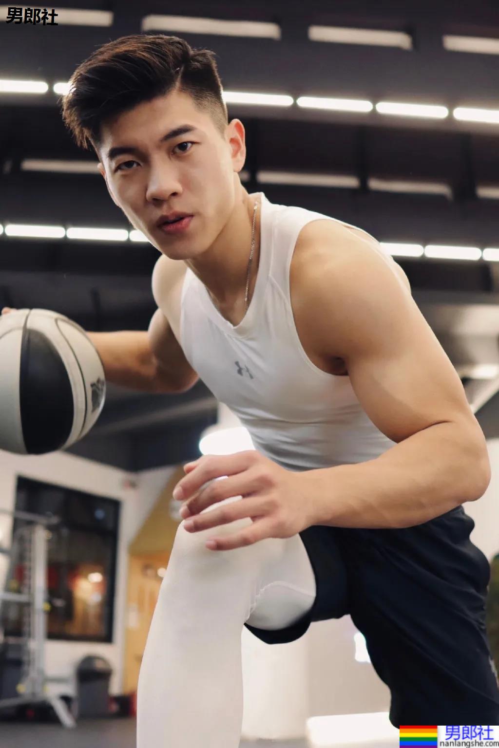 肌肉私教换衣被抓拍，这身腱子肉大长腿绝了！ - 51虹马