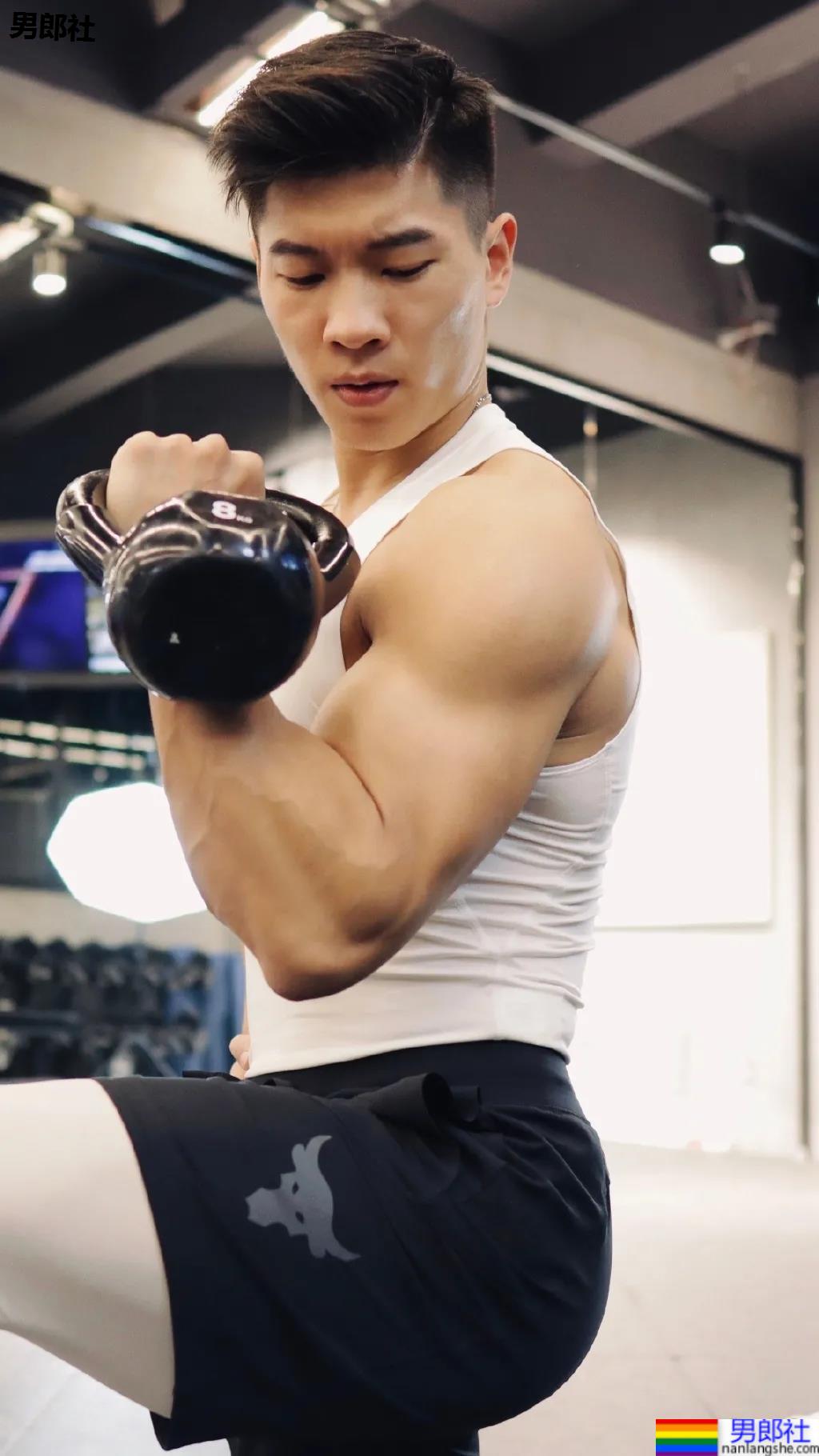 肌肉私教换衣被抓拍，这身腱子肉大长腿绝了！ - 51虹马