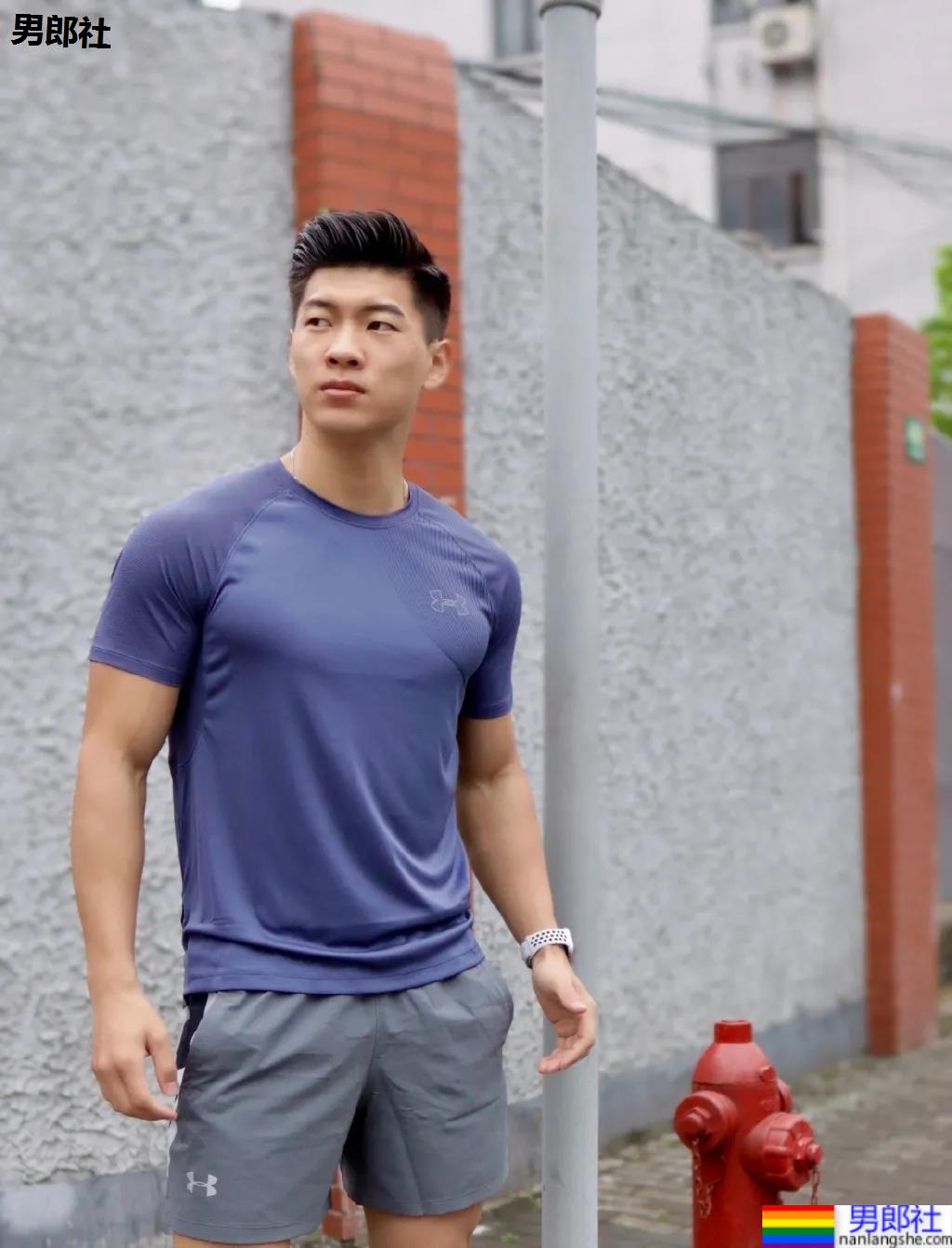 肌肉私教换衣被抓拍，这身腱子肉大长腿绝了！ - 51虹马