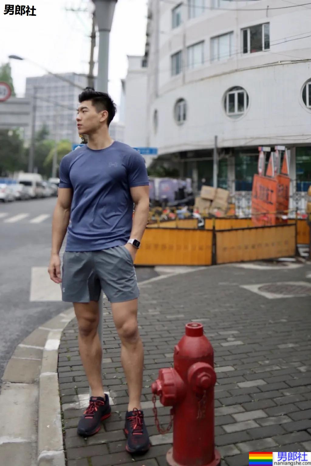 肌肉私教换衣被抓拍，这身腱子肉大长腿绝了！ - 51虹马