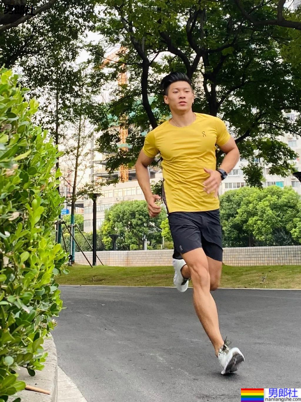 肌肉私教换衣被抓拍，这身腱子肉大长腿绝了！ - 51虹马