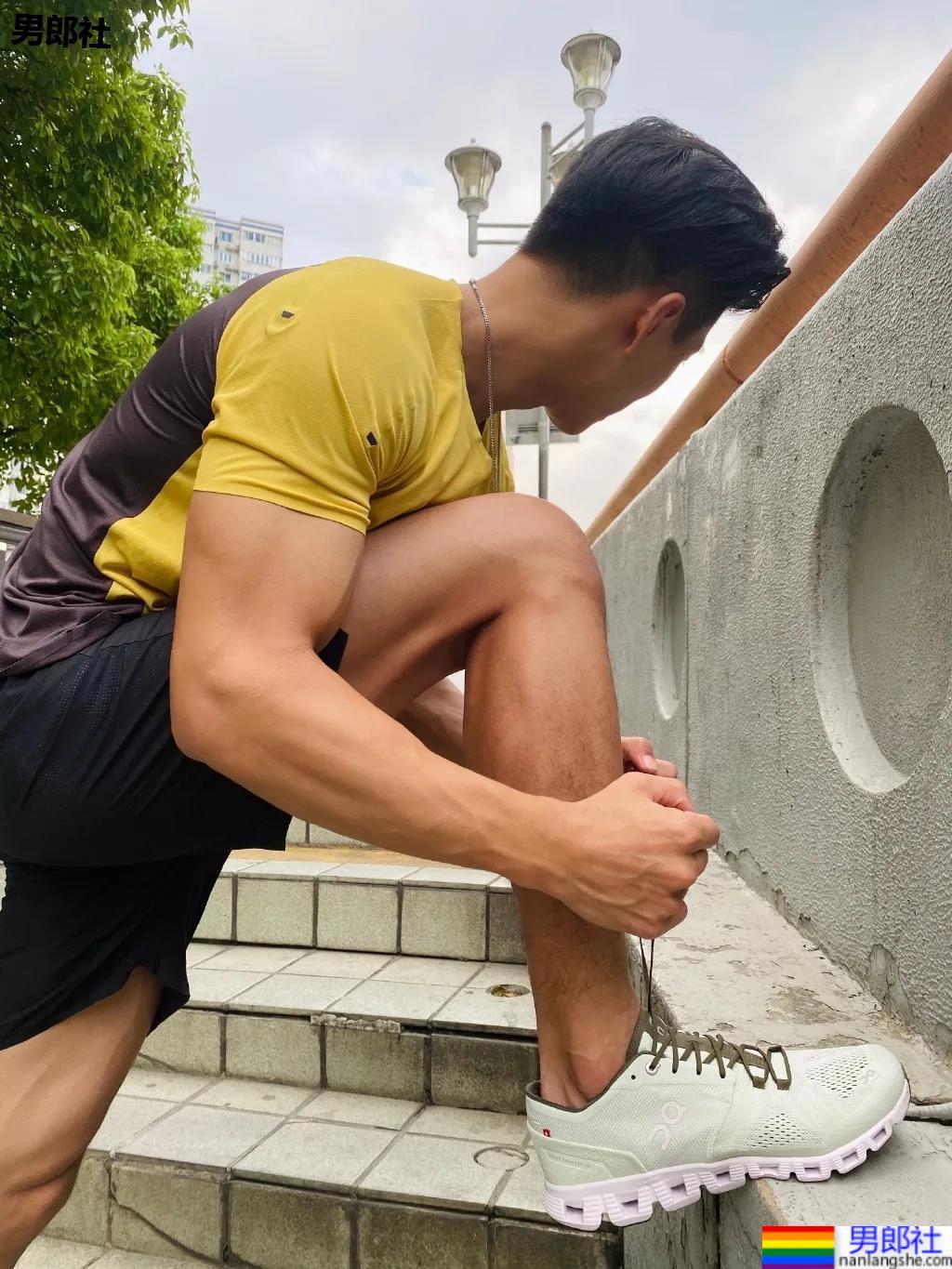 肌肉私教换衣被抓拍，这身腱子肉大长腿绝了！ - 51虹马