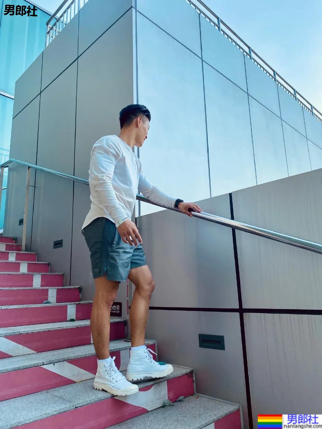 肌肉私教换衣被抓拍，这身腱子肉大长腿绝了！ - 51虹马