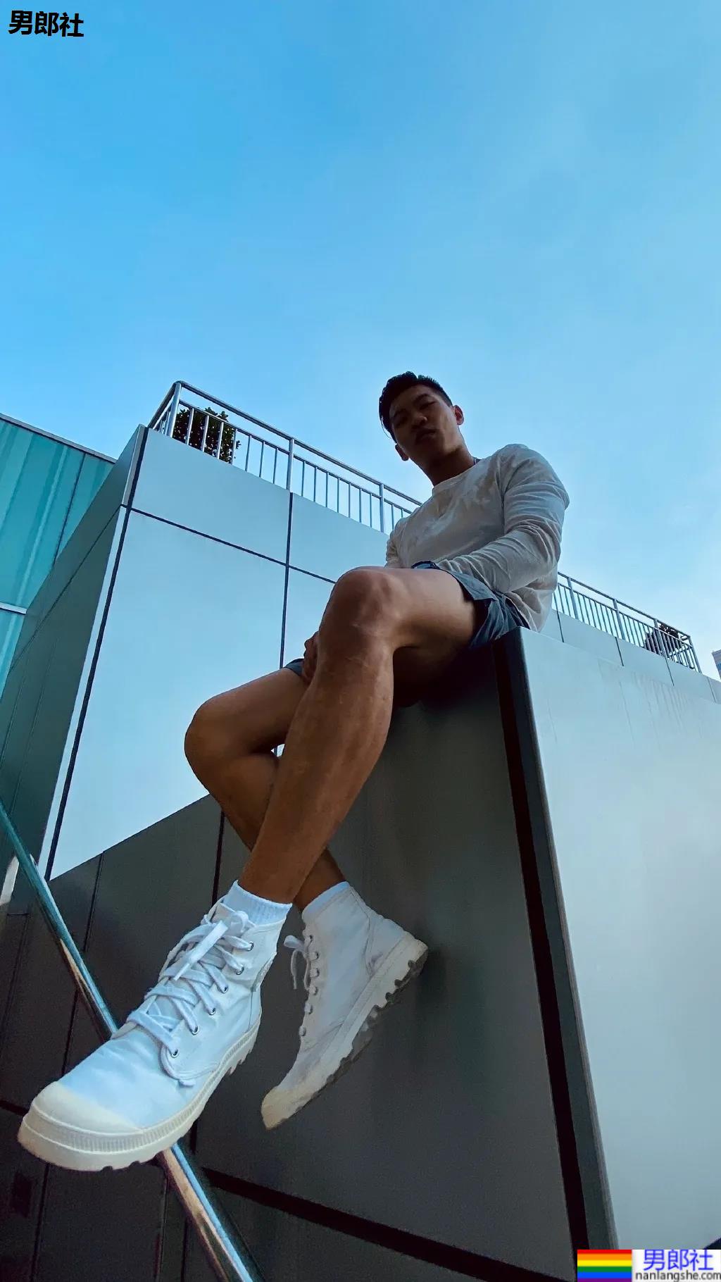 肌肉私教换衣被抓拍，这身腱子肉大长腿绝了！ - 51虹马