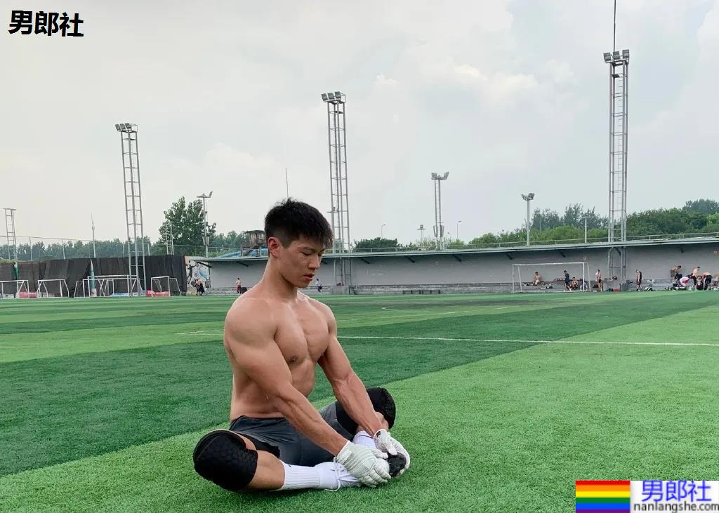 肌肉私教换衣被抓拍，这身腱子肉大长腿绝了！ - 51虹马