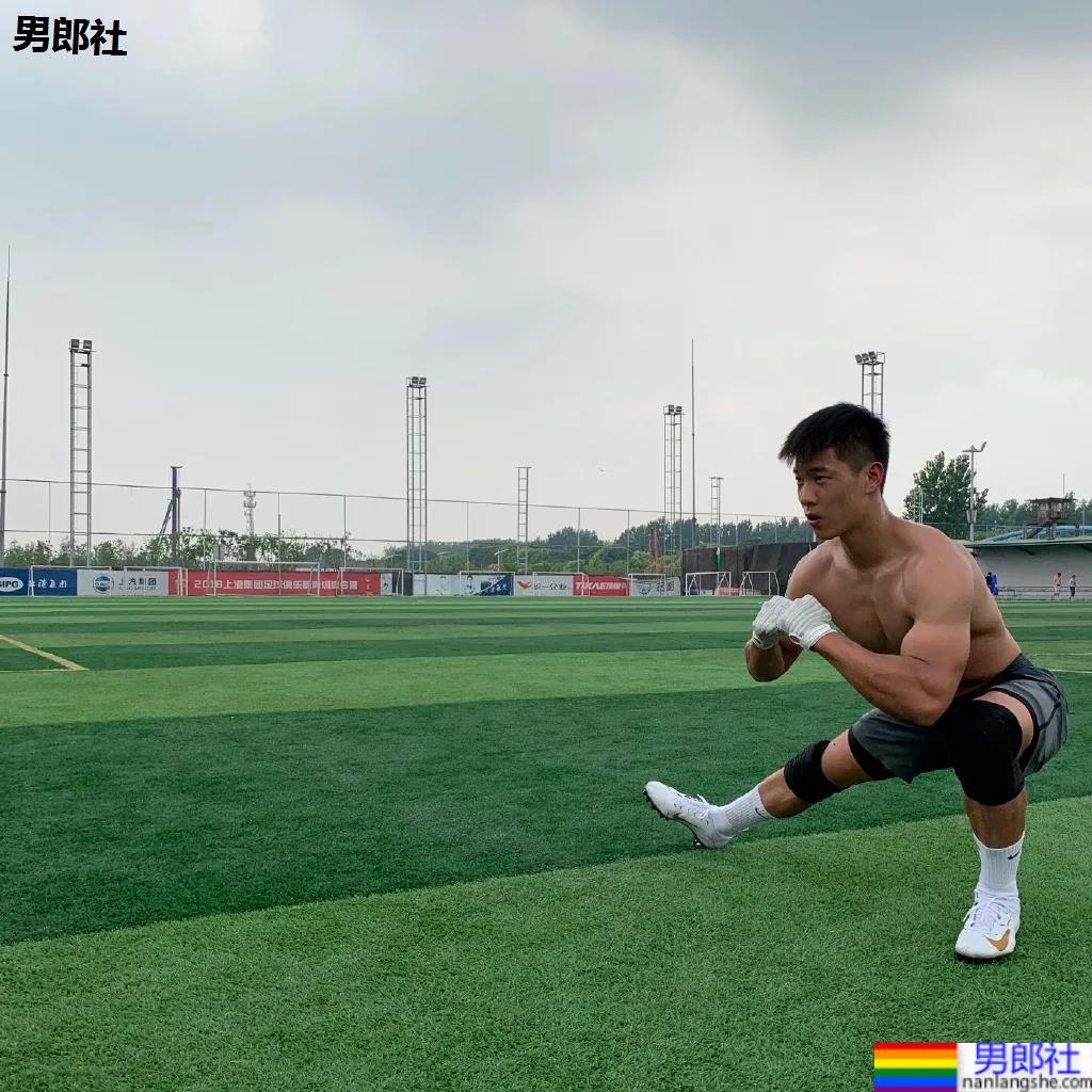 肌肉私教换衣被抓拍，这身腱子肉大长腿绝了！ - 51虹马