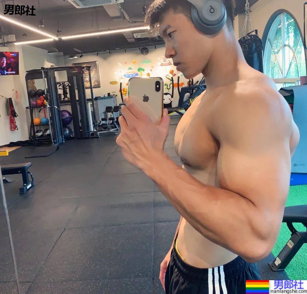 肌肉私教换衣被抓拍，这身腱子肉大长腿绝了！ - 51虹马