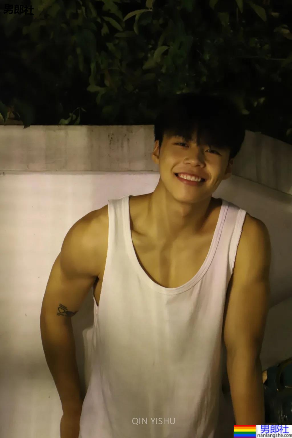 00后犬系体育生小哥，这腹肌可以当搓衣板了！-51虹马