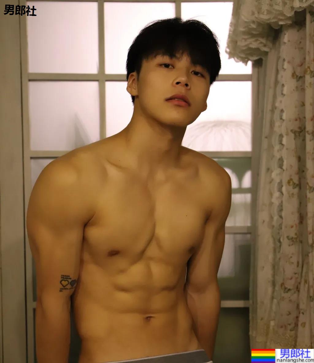 00后犬系体育生小哥，这腹肌可以当搓衣板了！ - 51虹马