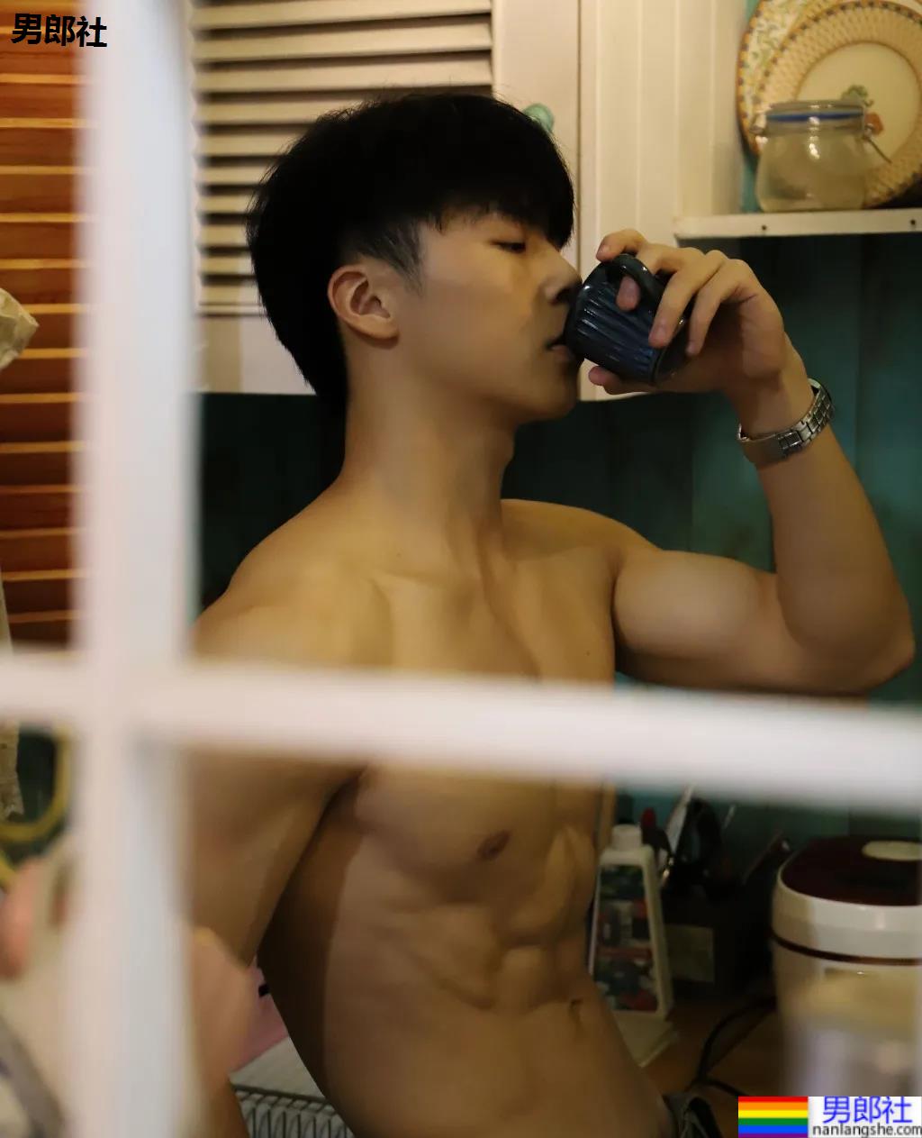 00后犬系体育生小哥，这腹肌可以当搓衣板了！ - 51虹马