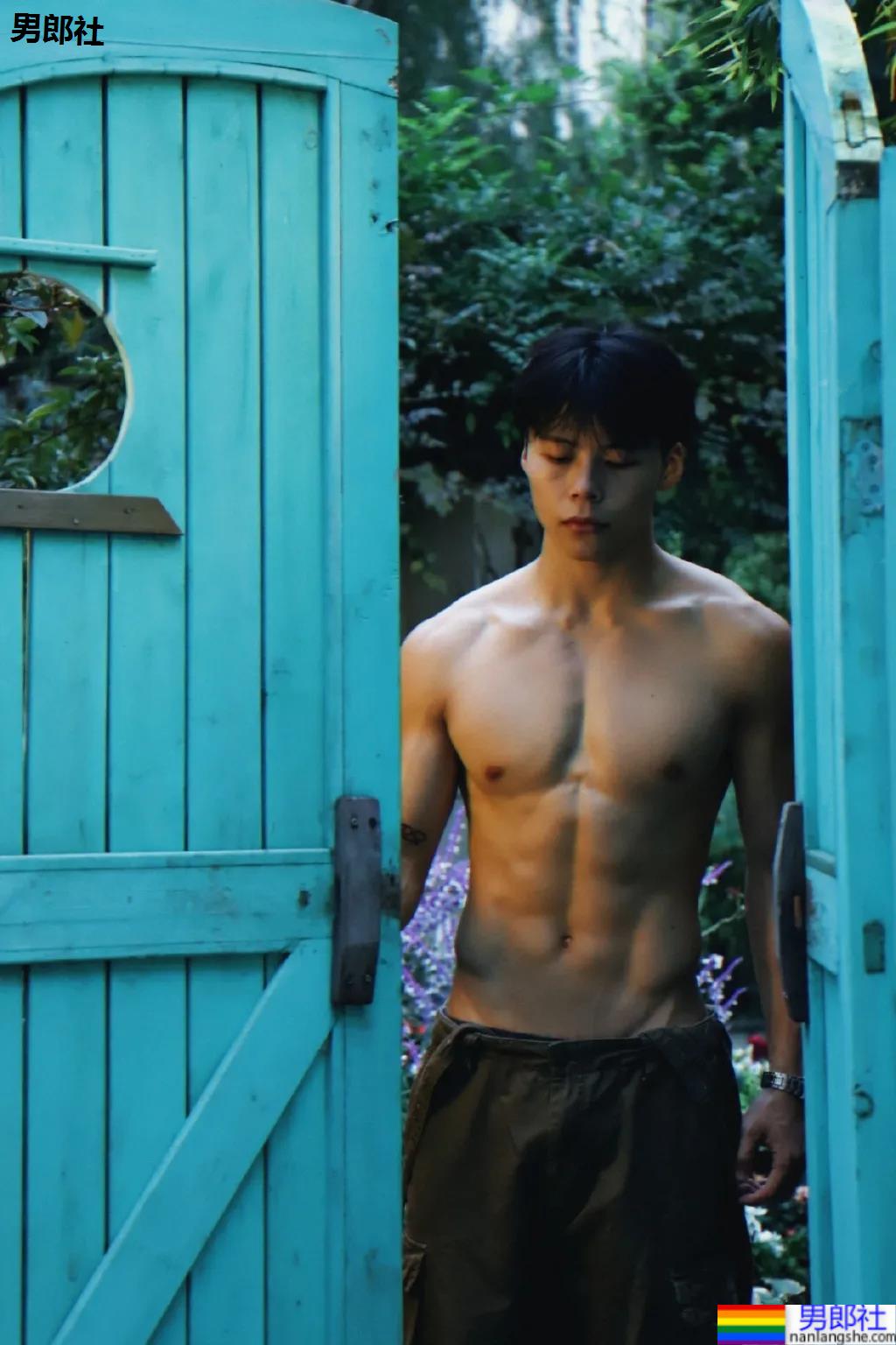 00后犬系体育生小哥，这腹肌可以当搓衣板了！ - 51虹马