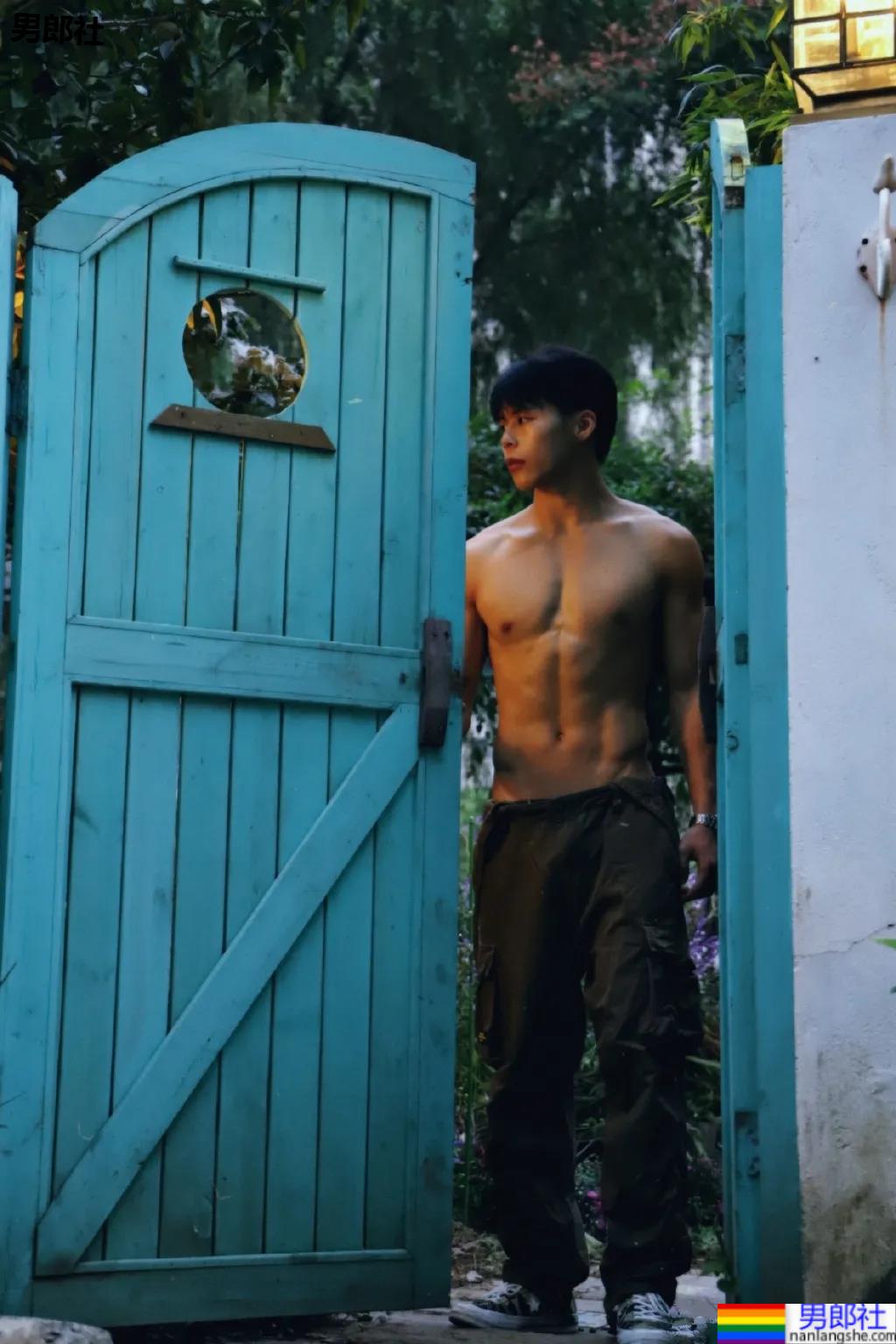 00后犬系体育生小哥，这腹肌可以当搓衣板了！ - 51虹马