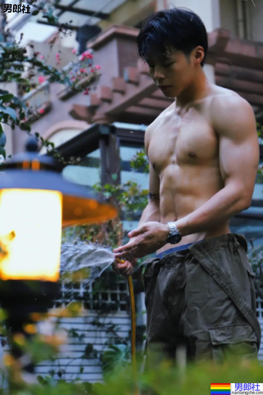 00后犬系体育生小哥，这腹肌可以当搓衣板了！ - 51虹马