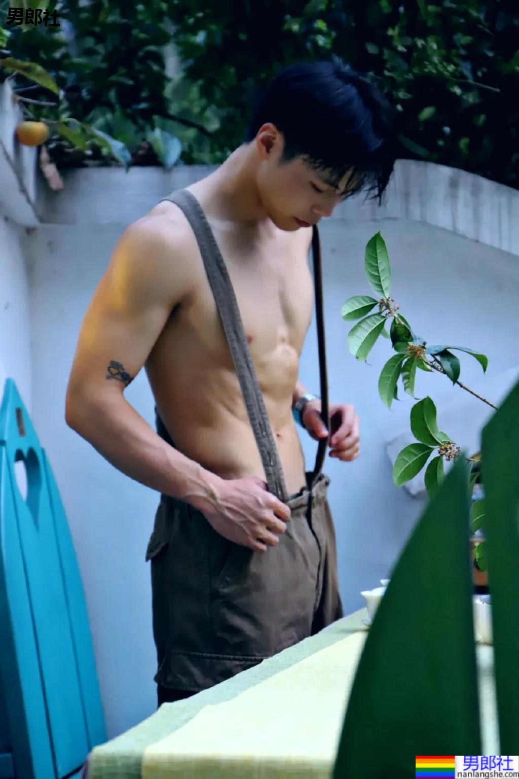 00后犬系体育生小哥，这腹肌可以当搓衣板了！ - 51虹马