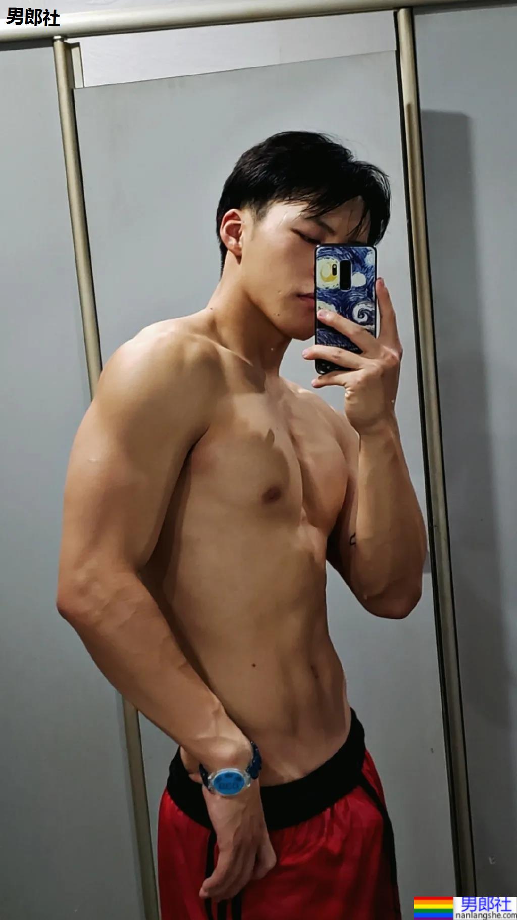 00后犬系体育生小哥，这腹肌可以当搓衣板了！ - 51虹马