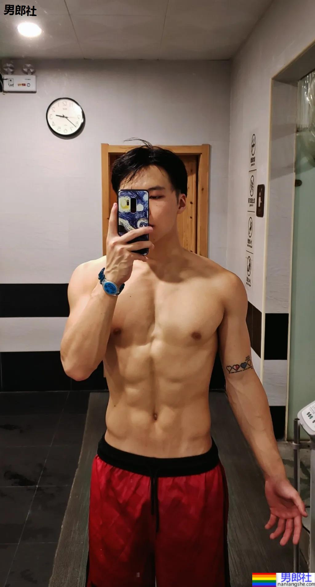 00后犬系体育生小哥，这腹肌可以当搓衣板了！ - 51虹马