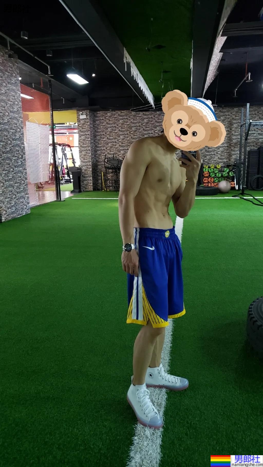 00后犬系体育生小哥，这腹肌可以当搓衣板了！ - 51虹马