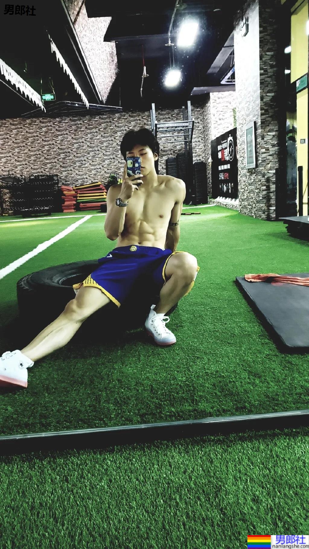 00后犬系体育生小哥，这腹肌可以当搓衣板了！ - 51虹马