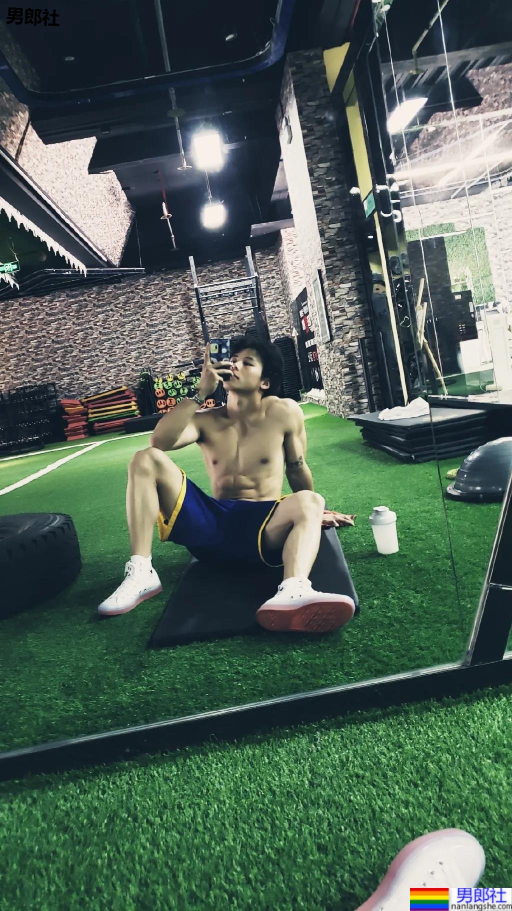 00后犬系体育生小哥，这腹肌可以当搓衣板了！ - 51虹马