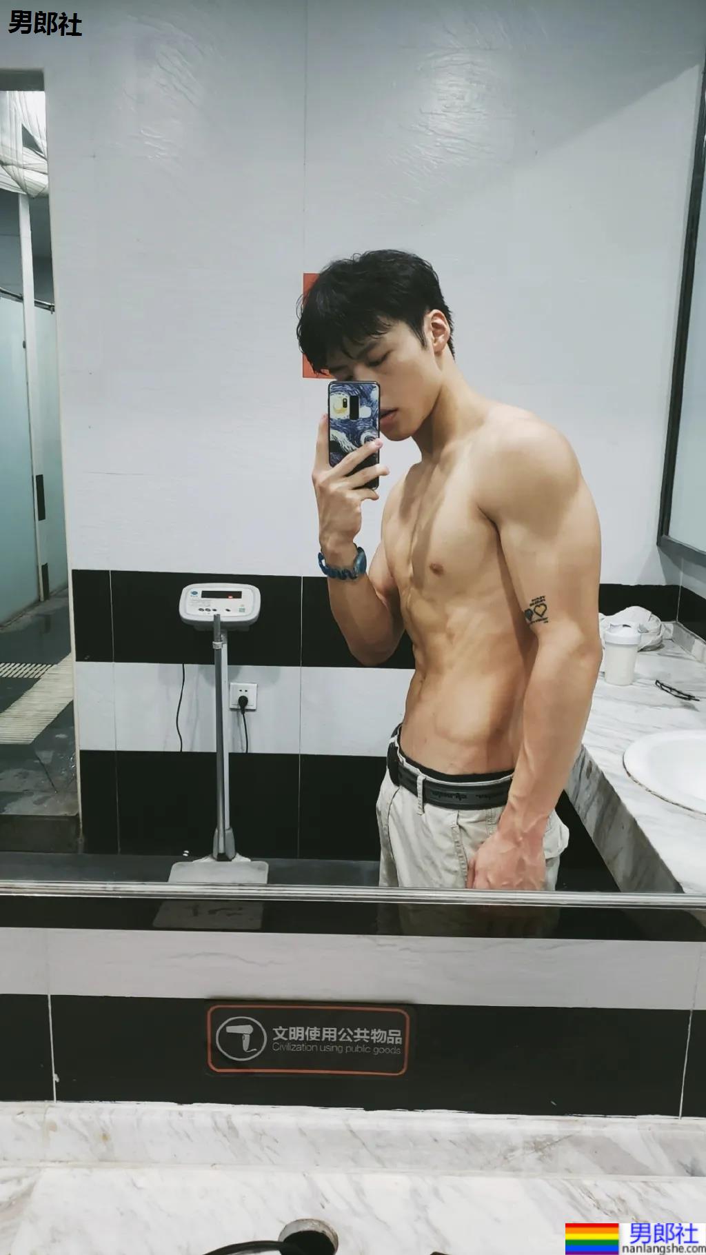 00后犬系体育生小哥，这腹肌可以当搓衣板了！ - 51虹马