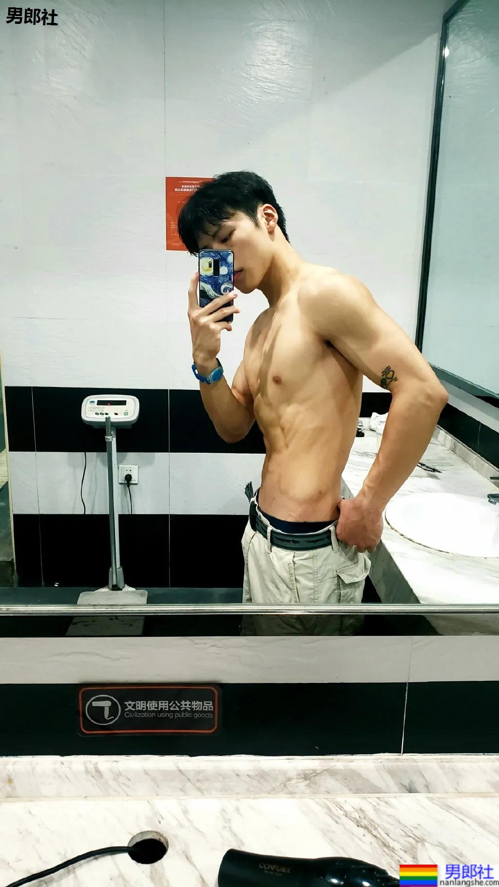 00后犬系体育生小哥，这腹肌可以当搓衣板了！ - 51虹马