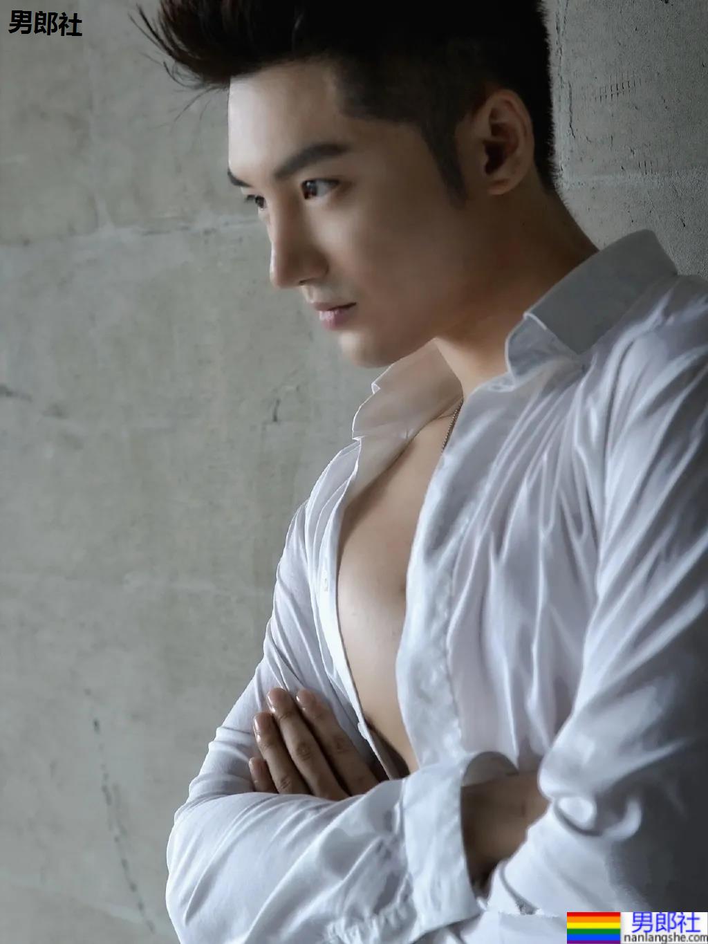 胸肌配衬衣，这个长腿肌肉男帅爆了！-51虹马